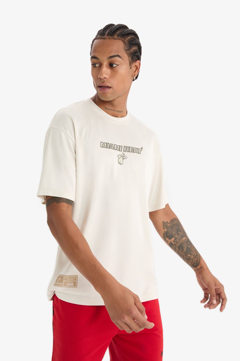 Erkek Taş NBA Miami Heat Boxy Fit Bisiklet Yaka Sırt Baskılı Kısa Kollu Tişört