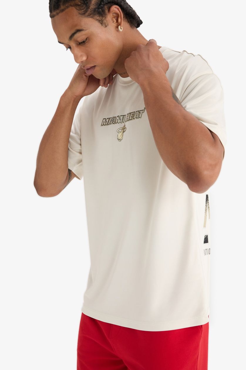 Erkek Taş NBA Miami Heat Boxy Fit Bisiklet Yaka Sırt Baskılı Kısa Kollu Tişört