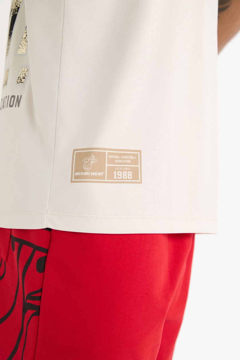 Erkek Taş NBA Miami Heat Boxy Fit Bisiklet Yaka Sırt Baskılı Kısa Kollu Tişört