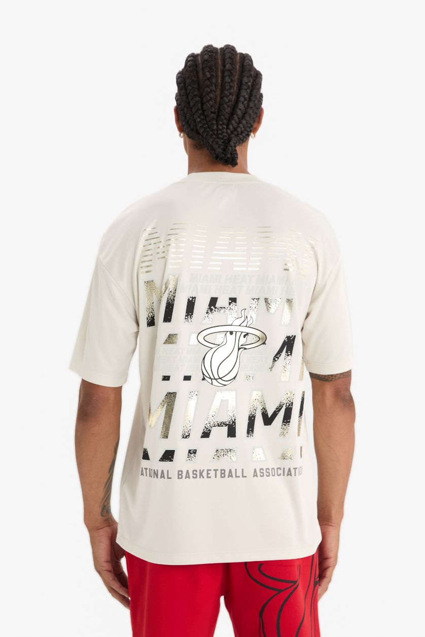 Erkek Taş NBA Miami Heat Boxy Fit Bisiklet Yaka Sırt Baskılı Kısa Kollu Tişört