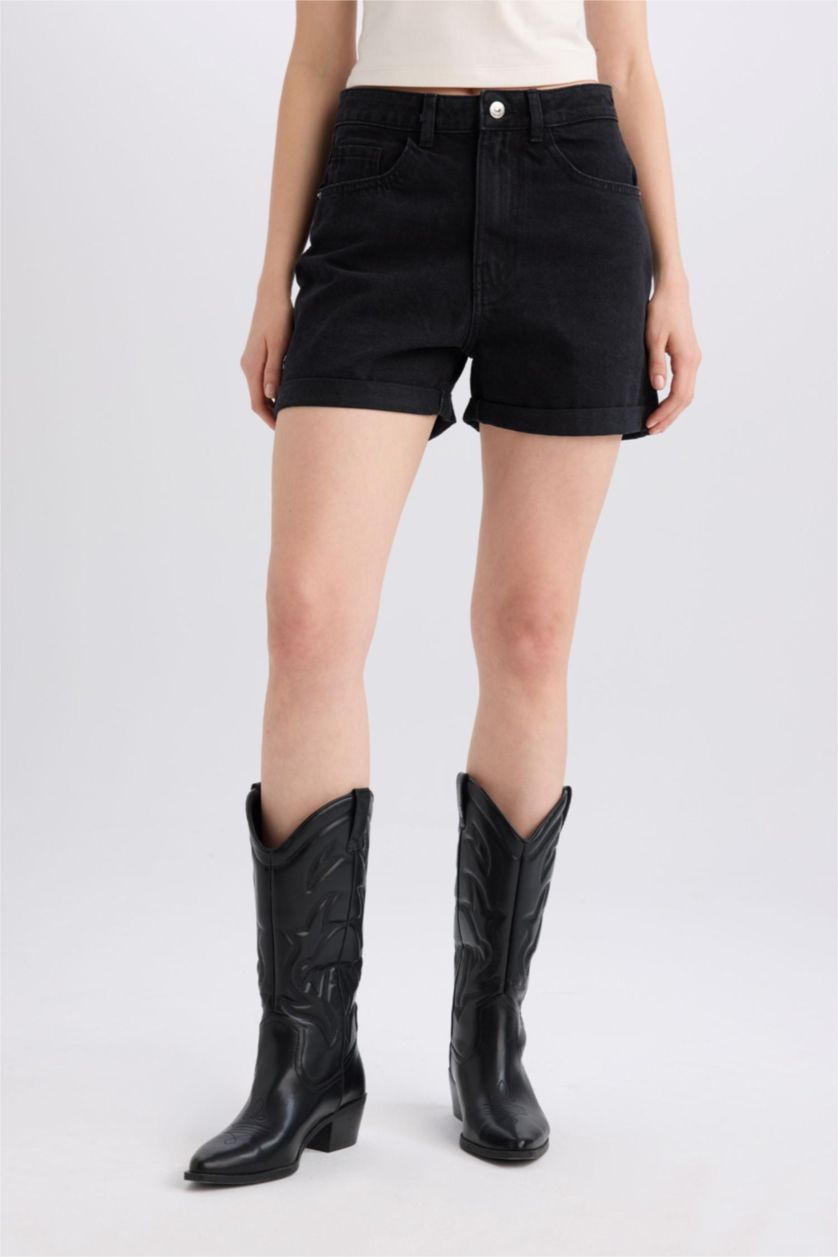 Kadın Siyah Mom Fıt Yüksek Bel Katlamalı Paça Jean Şort