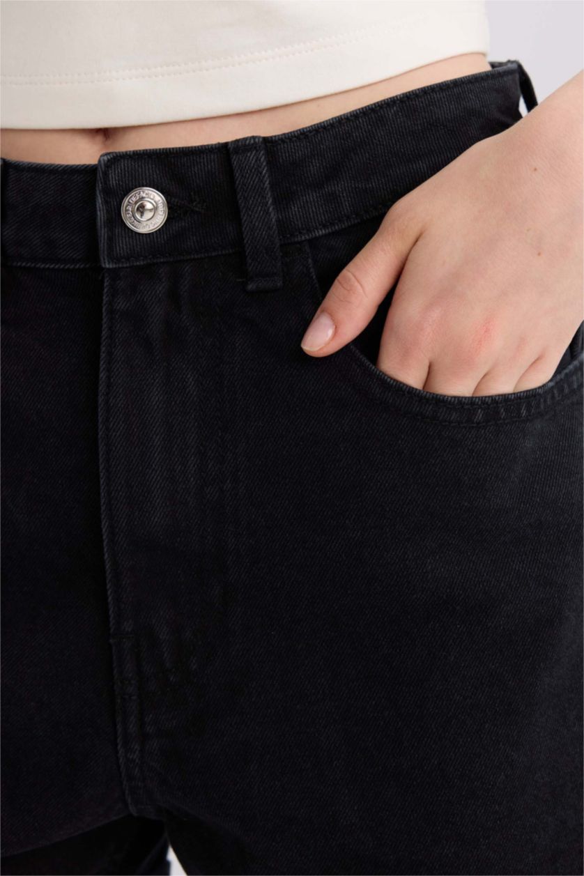 Kadın Siyah Mom Fıt Yüksek Bel Katlamalı Paça Jean Şort