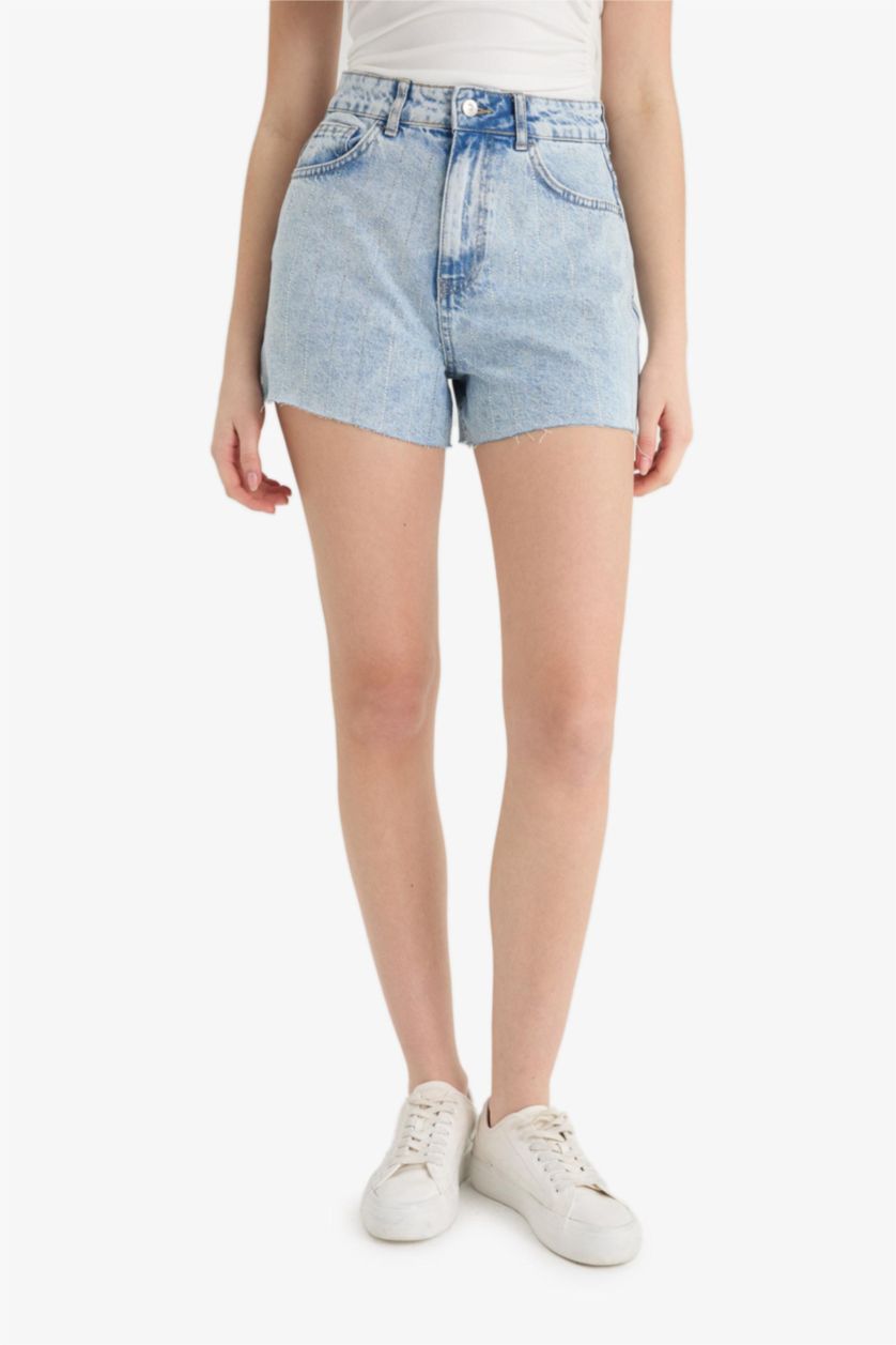 Kadın Açık İndigo %100 Pamuk Mom Fıt Yüksek Bel Paça Ucu Kesik Jean Şort