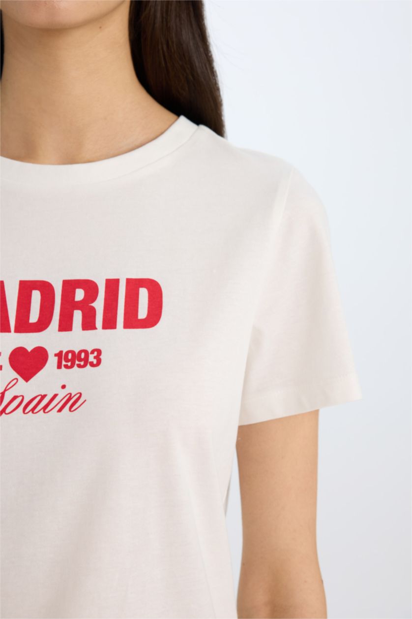 نساء بيج فاتح تيشيرت نص ردن بطبعة شعار قصة عادية بياخة مستديرة