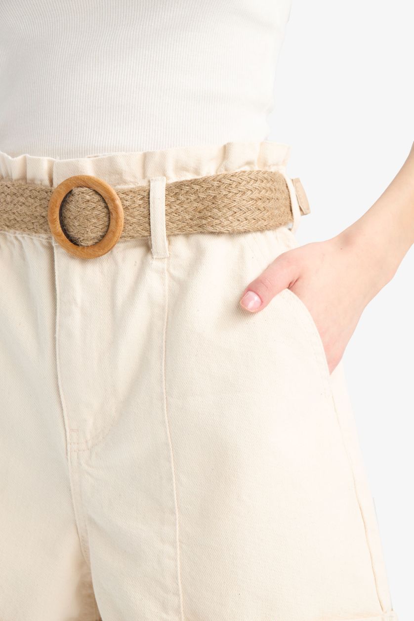 نساء بيج فاتح شورت جينز بيبرباج بخصر عالي وحافة مطوية