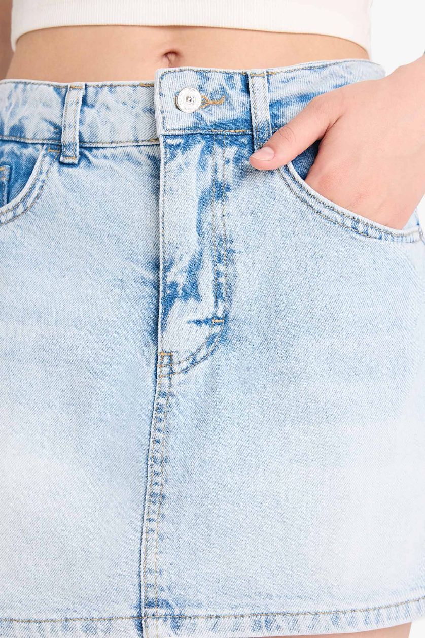 Kadın Açık Mavi Yüksek Bel Yıkamalı Cepli Jean Şort Etek