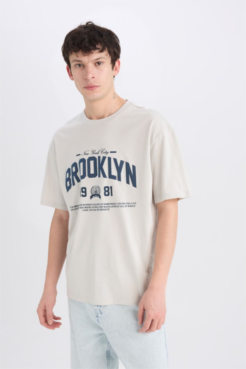 رجال رمادي فاتح تيشيرت نص كم أوفر سايز مطبوع برقبة مستديرة