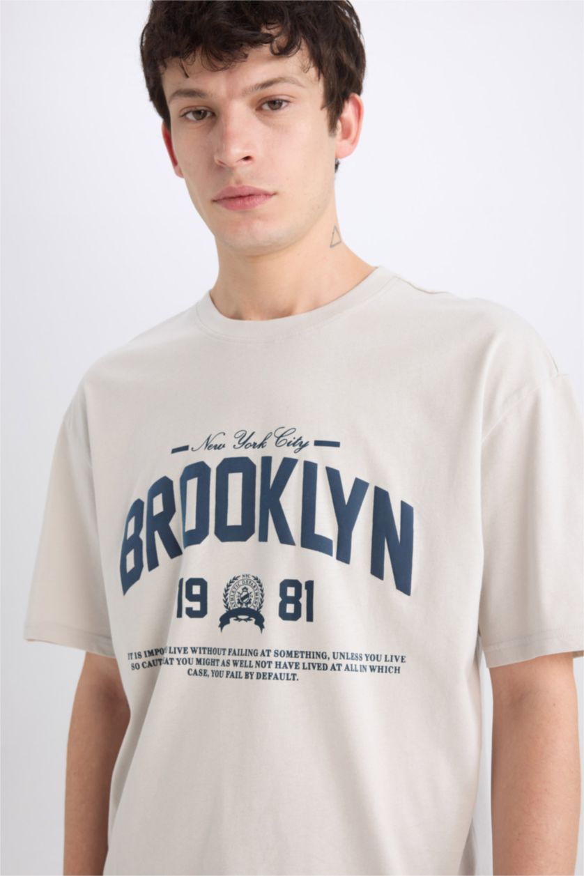 رجال رمادي فاتح تيشيرت نص كم أوفر سايز مطبوع برقبة مستديرة