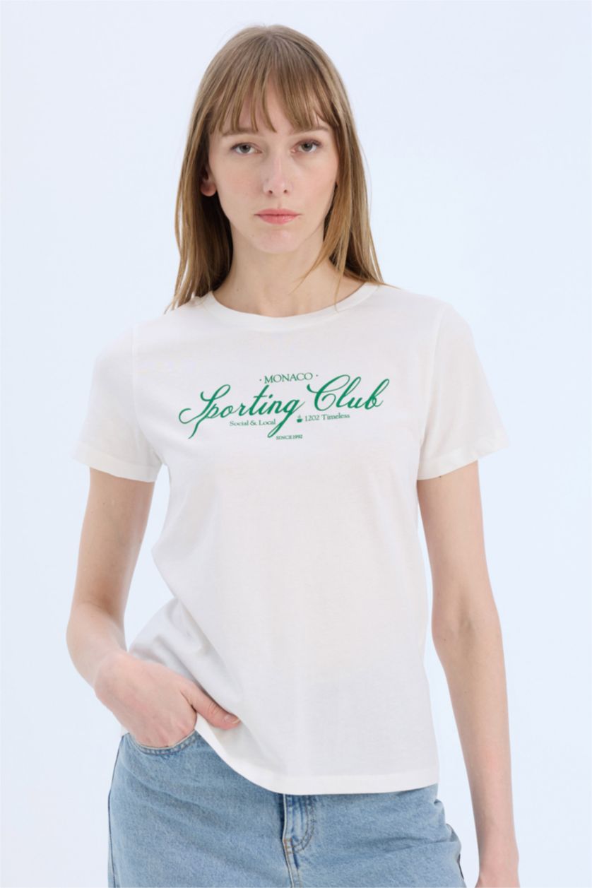 نساء بيج فاتح تيشيرت نص ردن بطبعة شعار قصة عادية بياخة مستديرة