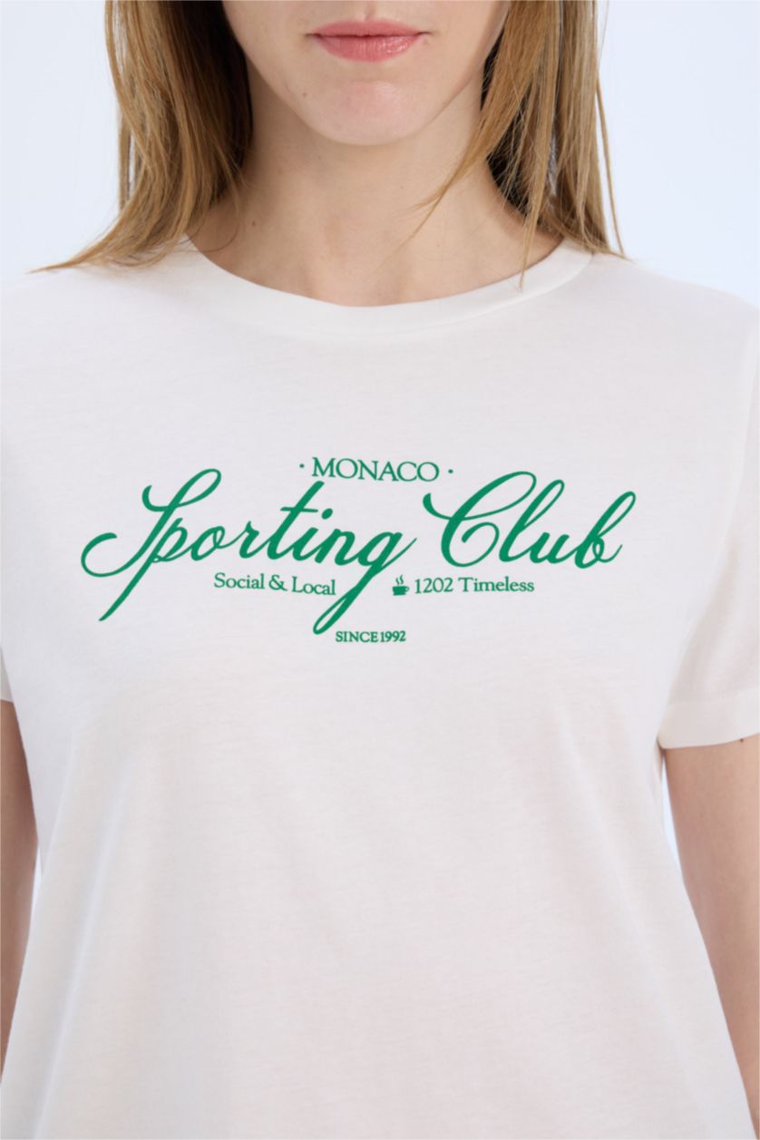 نساء بيج فاتح تيشيرت نص ردن بطبعة شعار قصة عادية بياخة مستديرة