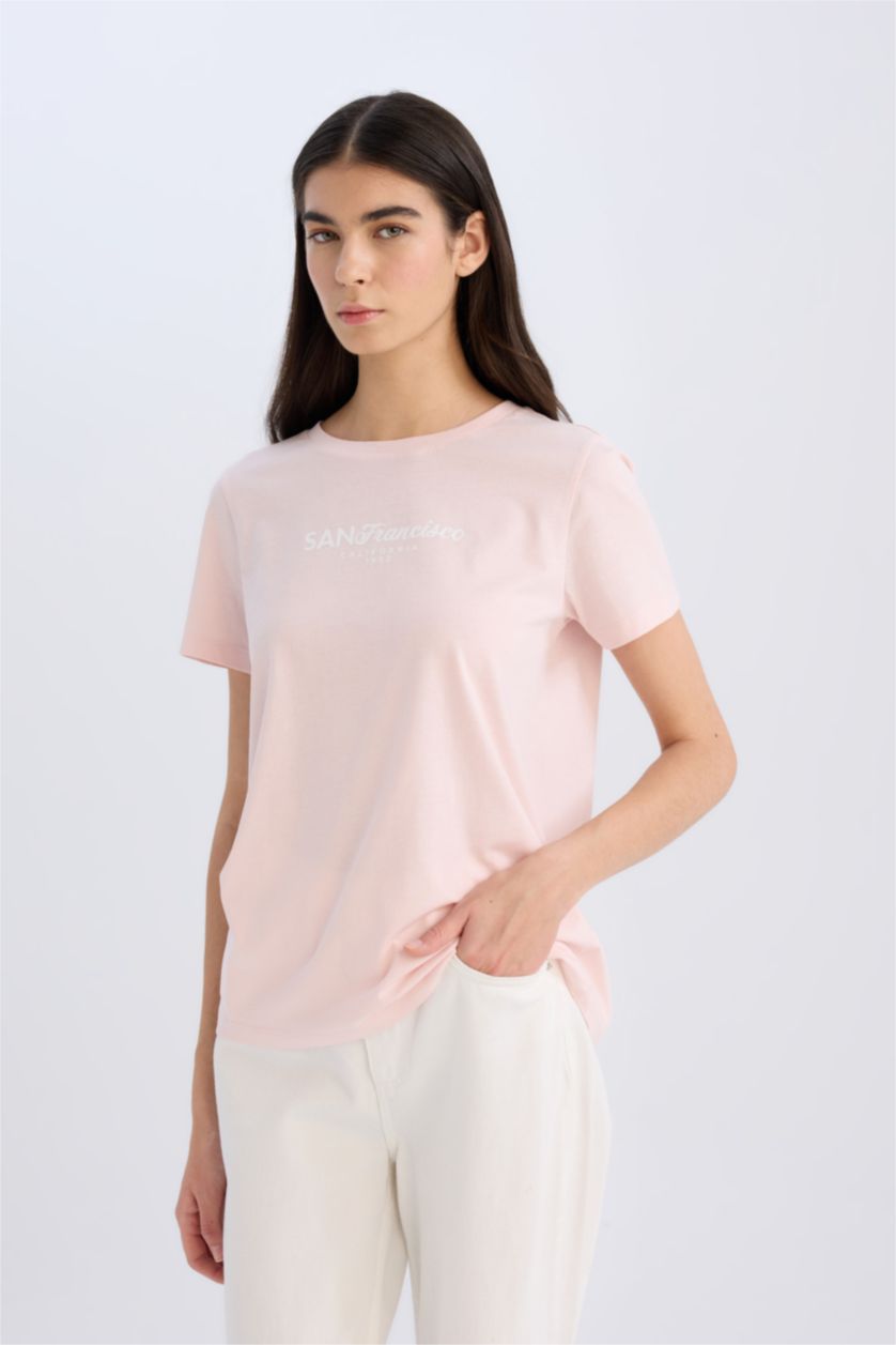 نساء زهري فاتح تيشيرت نص ردن بطبعة شعار قصة عادية بياخة مستديرة