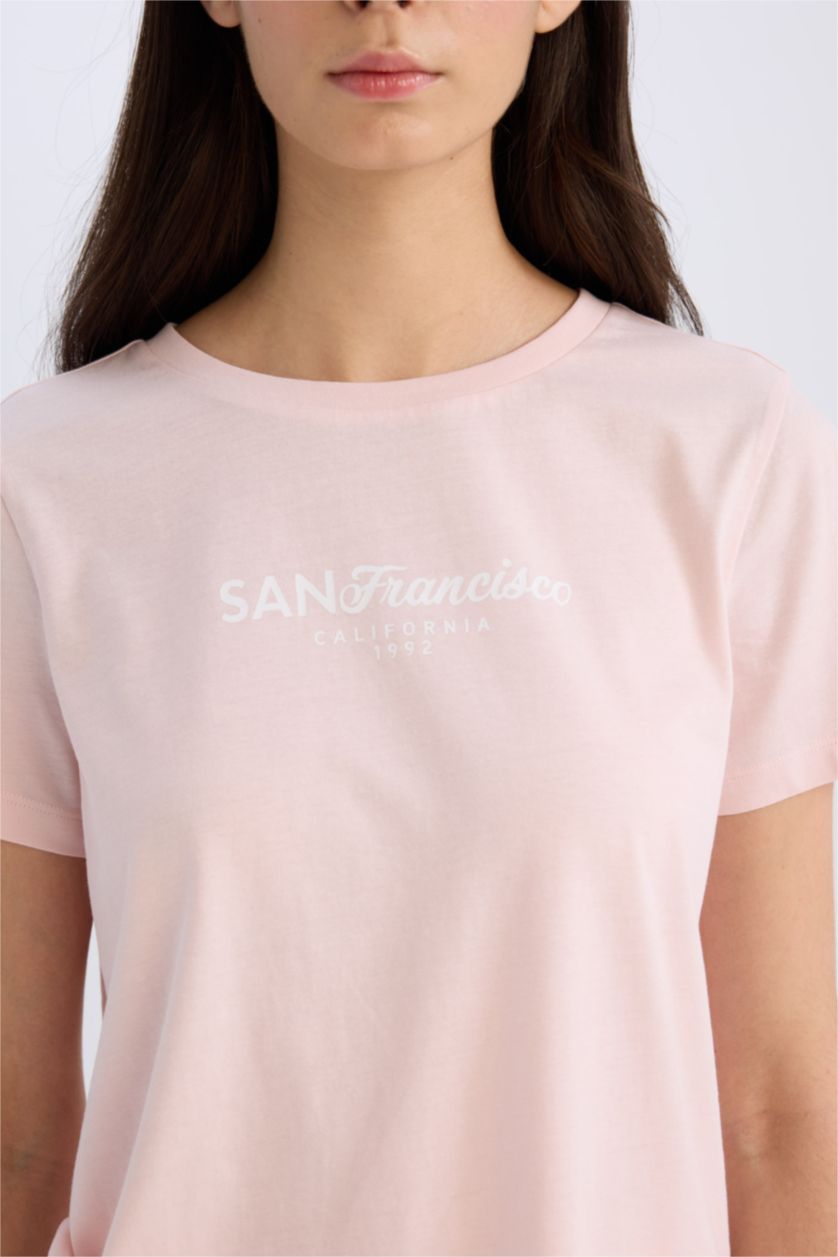 نساء زهري فاتح تيشيرت نص ردن بطبعة شعار قصة عادية بياخة مستديرة