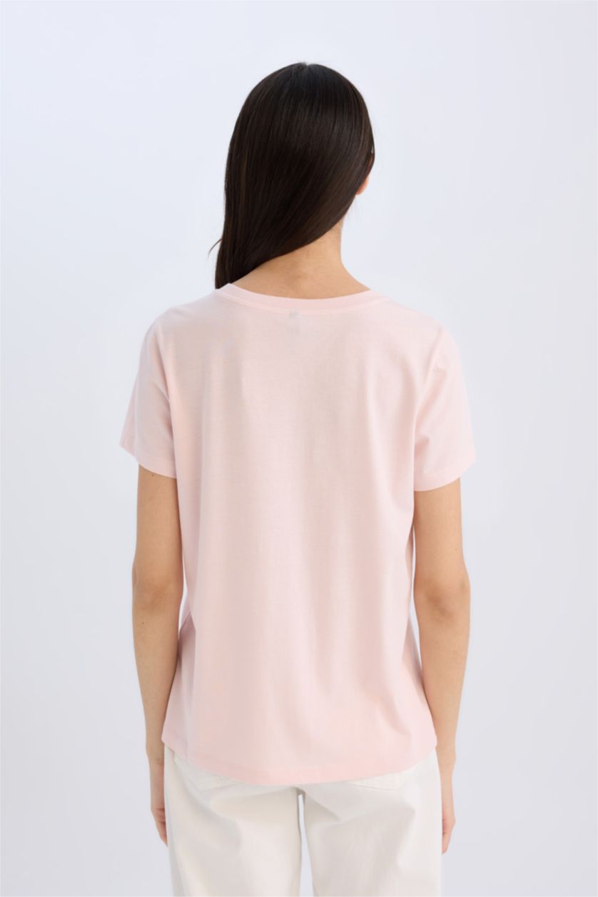 نساء زهري فاتح تيشيرت نص ردن بطبعة شعار قصة عادية بياخة مستديرة