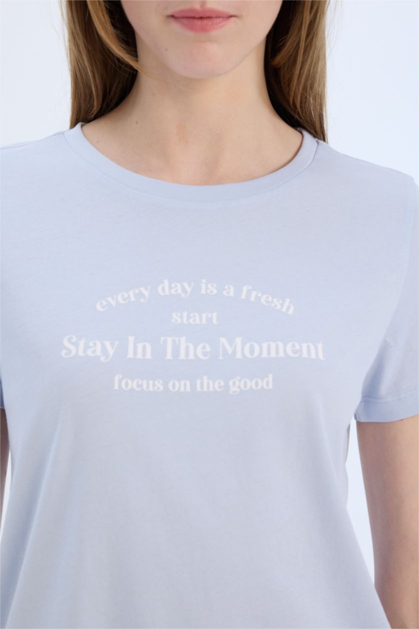 نساء أزرق فاتح تي شيرت بطبعة شعار قصة عادية بياقة مستديرة