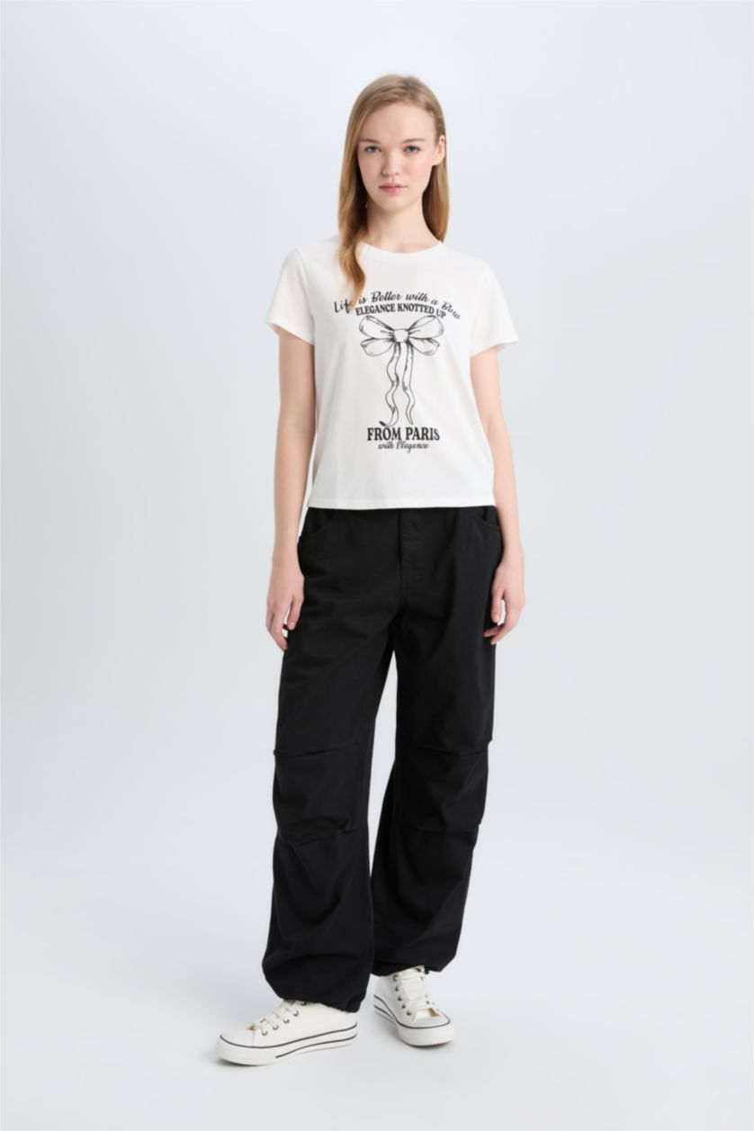 نساء اوف وايت تيشيرت نص كم مطبوع قصة عادية  برقبة مستديرة