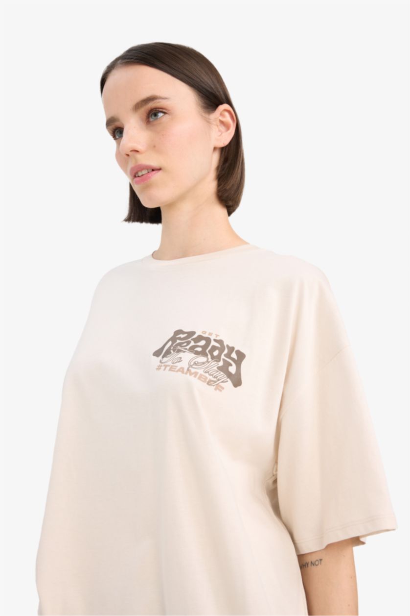 Kadın Bej Oversize Geniş Kalıp Bisiklet Yaka Sırt Baskılı Kısa Kollu Tişört