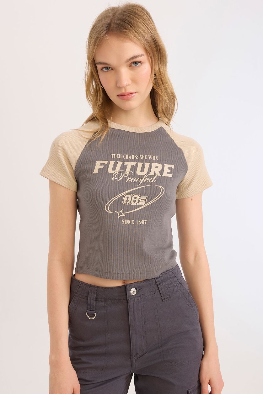 Kadın Gri Fitted Bisiklet Yaka Baskılı Fitilli Kaşkorse Kısa Kollu Tişört