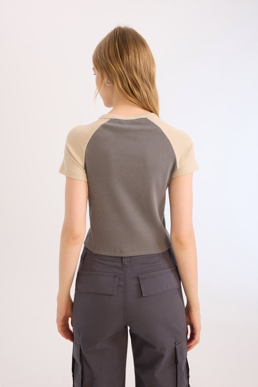 Kadın Gri Fitted Bisiklet Yaka Baskılı Fitilli Kaşkorse Kısa Kollu Tişört