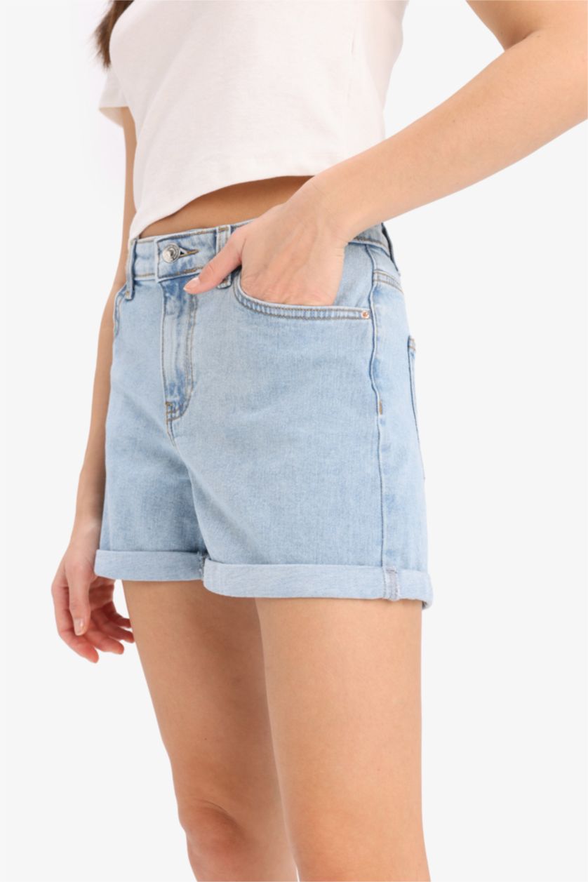 Kadın Açık Mavi Yüksek Bel Cepli Yıkamalı Dar Paça Jean Şort