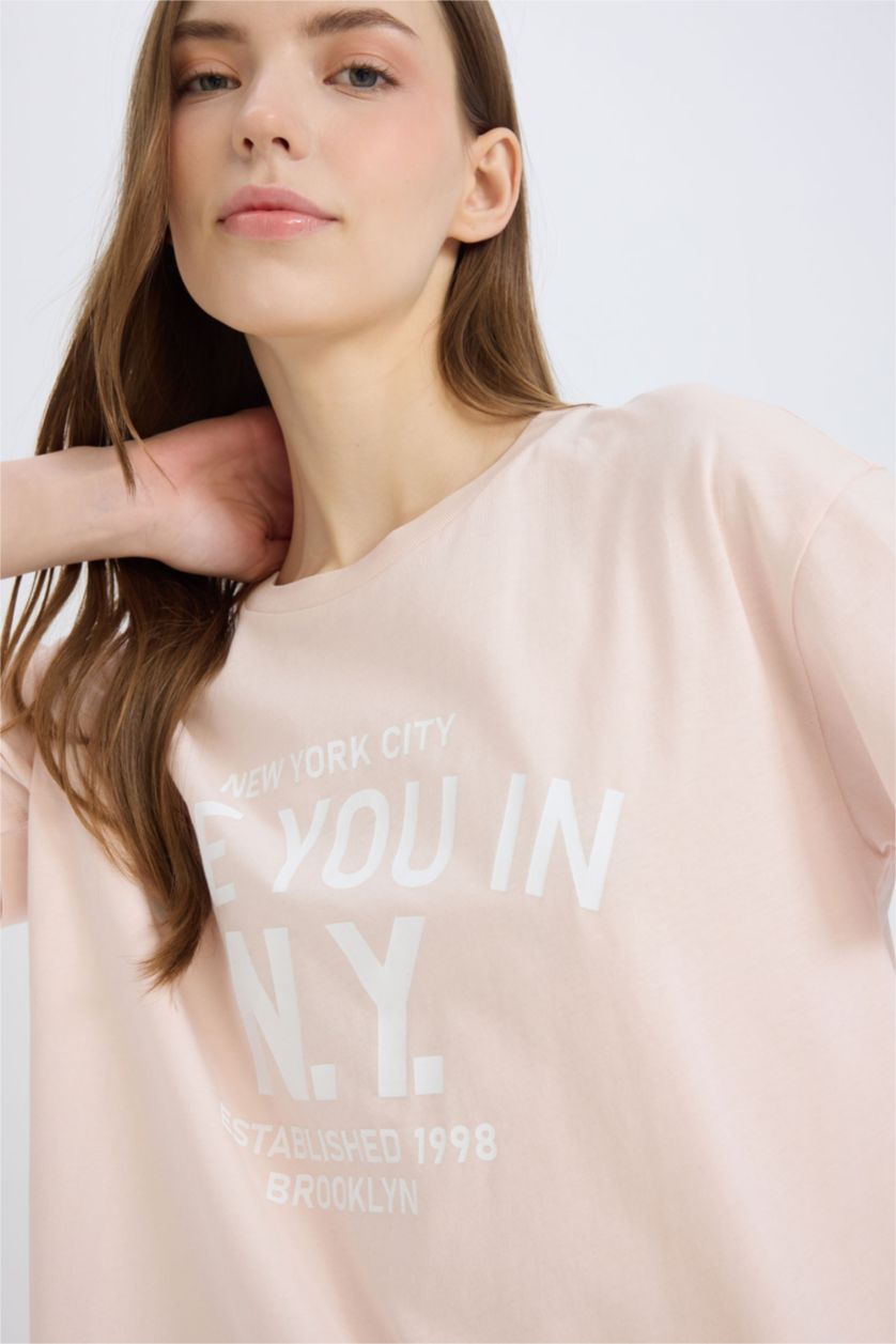 Kadın Açık Pembe Regular Fıt Bisiklet Yaka Baskılı Kısa Kollu Tişört