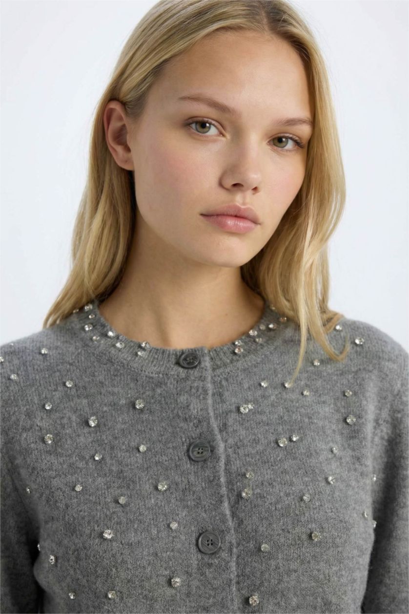Kadın Gri Melanj Regular Fit Bisiklet Yaka Düğmeli Taşlı Triko Hırka