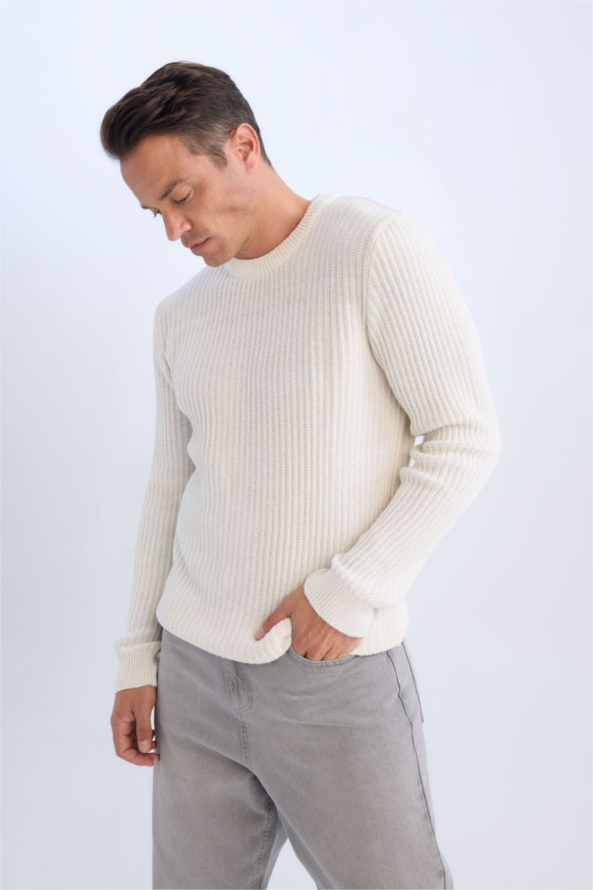 Erkek Ekru Standart Fit Bisiklet Yaka Dokulu Triko Kazak