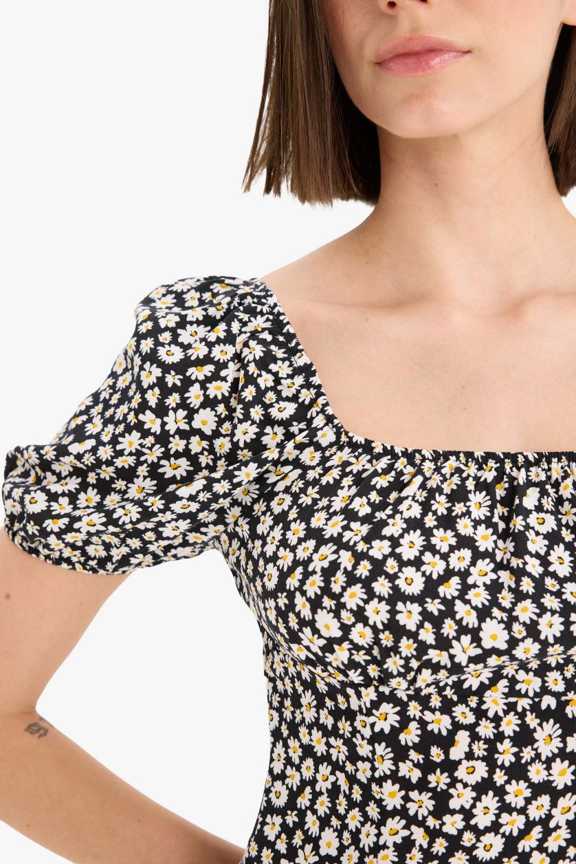 Kadın Siyah Kare Yaka Çiçek Desenli Viskon Kısa Kollu Mini Elbise