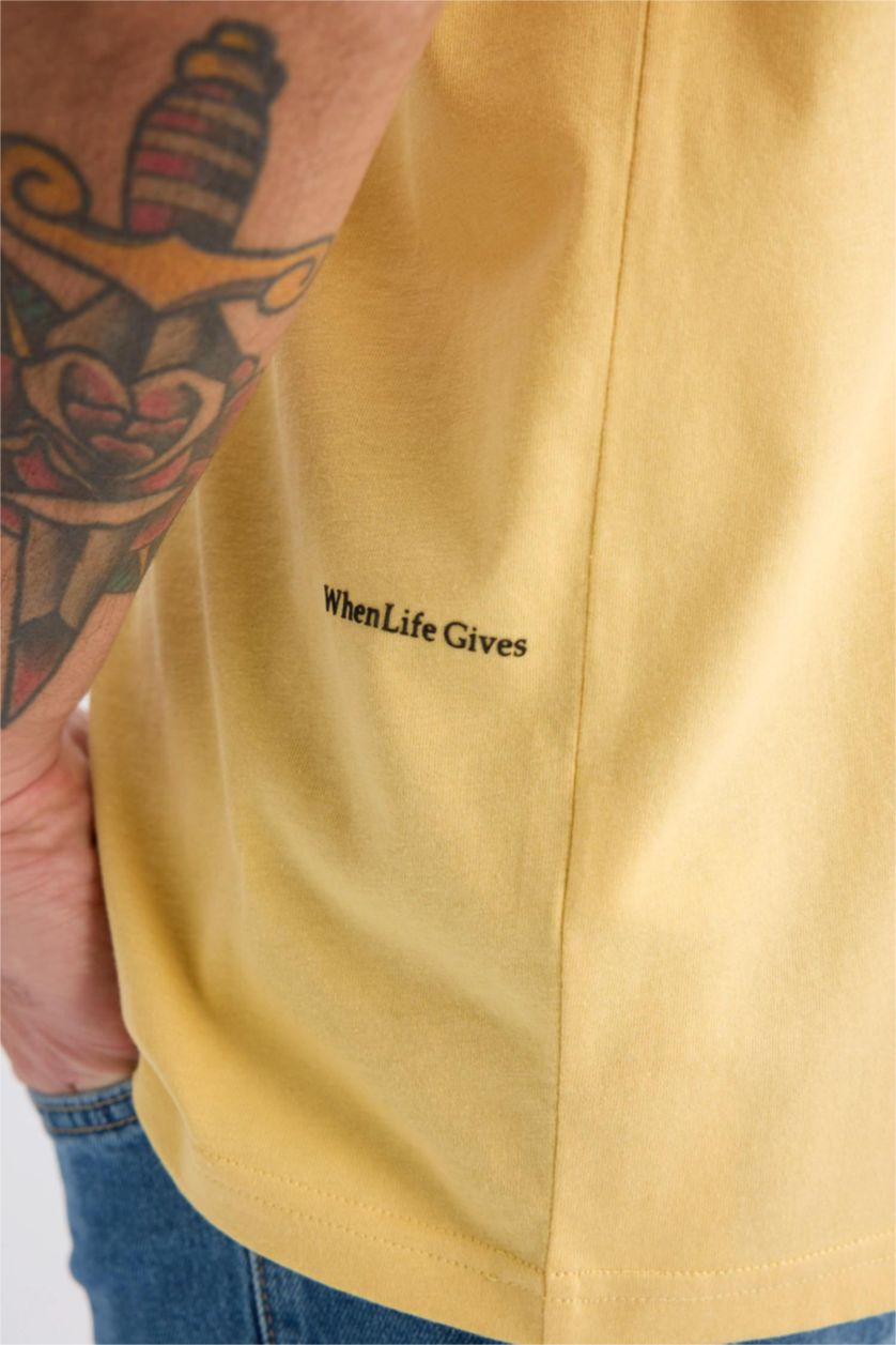 Erkek Açık Sarı %100 Pamuk Boxy Fit Bisiklet Yaka Baskılı Kısa Kollu Tişört