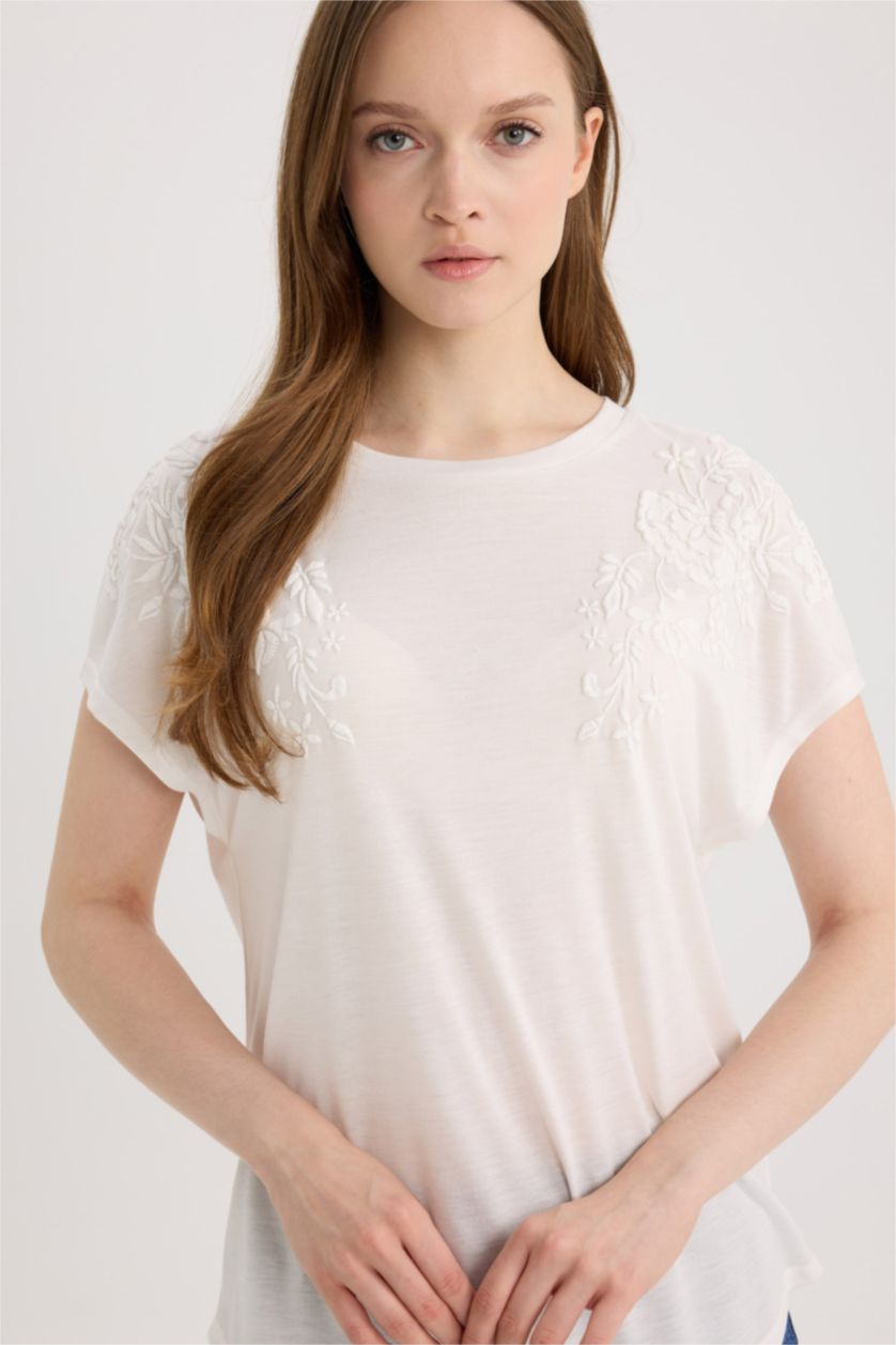 حريمي بيج فاتح Regular Fit Short Sleeve T-Shirt