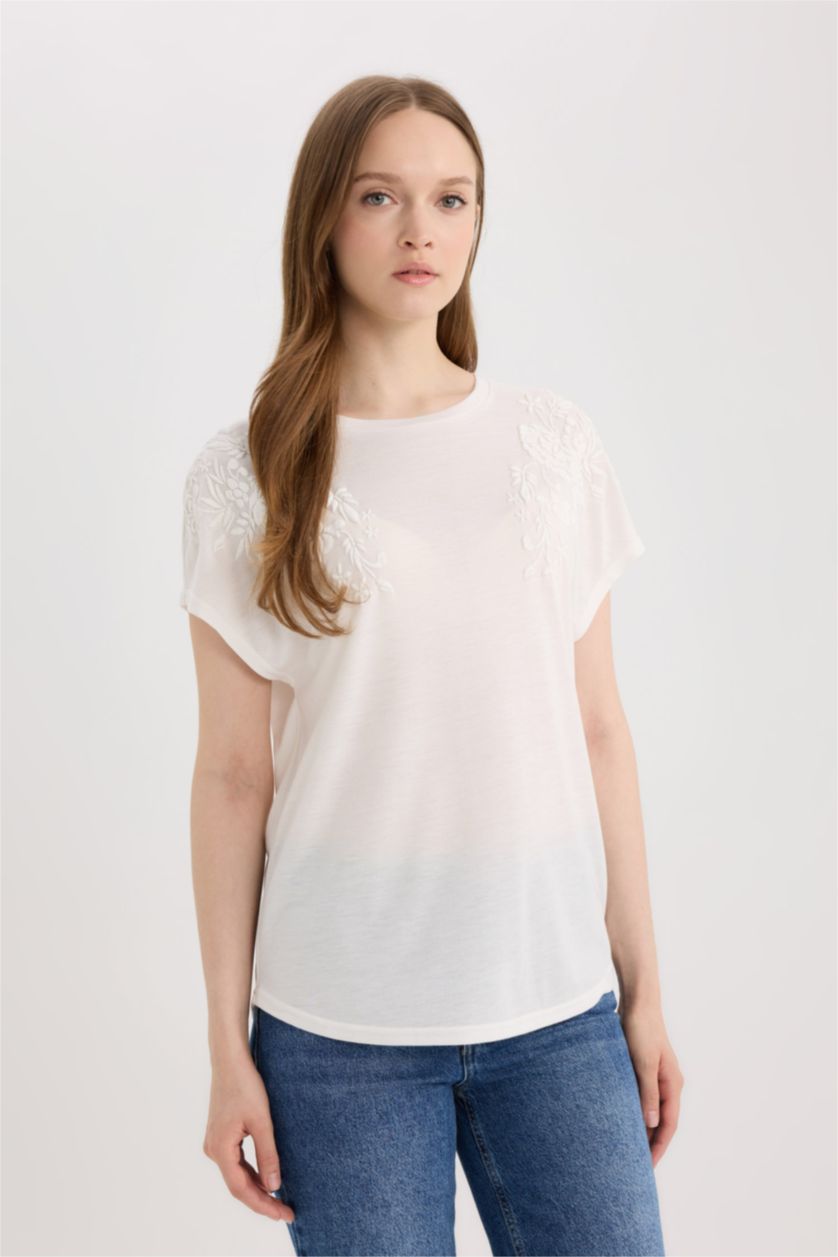 حريمي بيج فاتح Regular Fit Short Sleeve T-Shirt