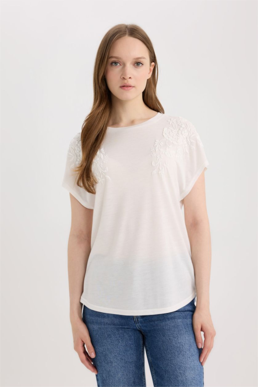حريمي بيج فاتح Regular Fit Short Sleeve T-Shirt