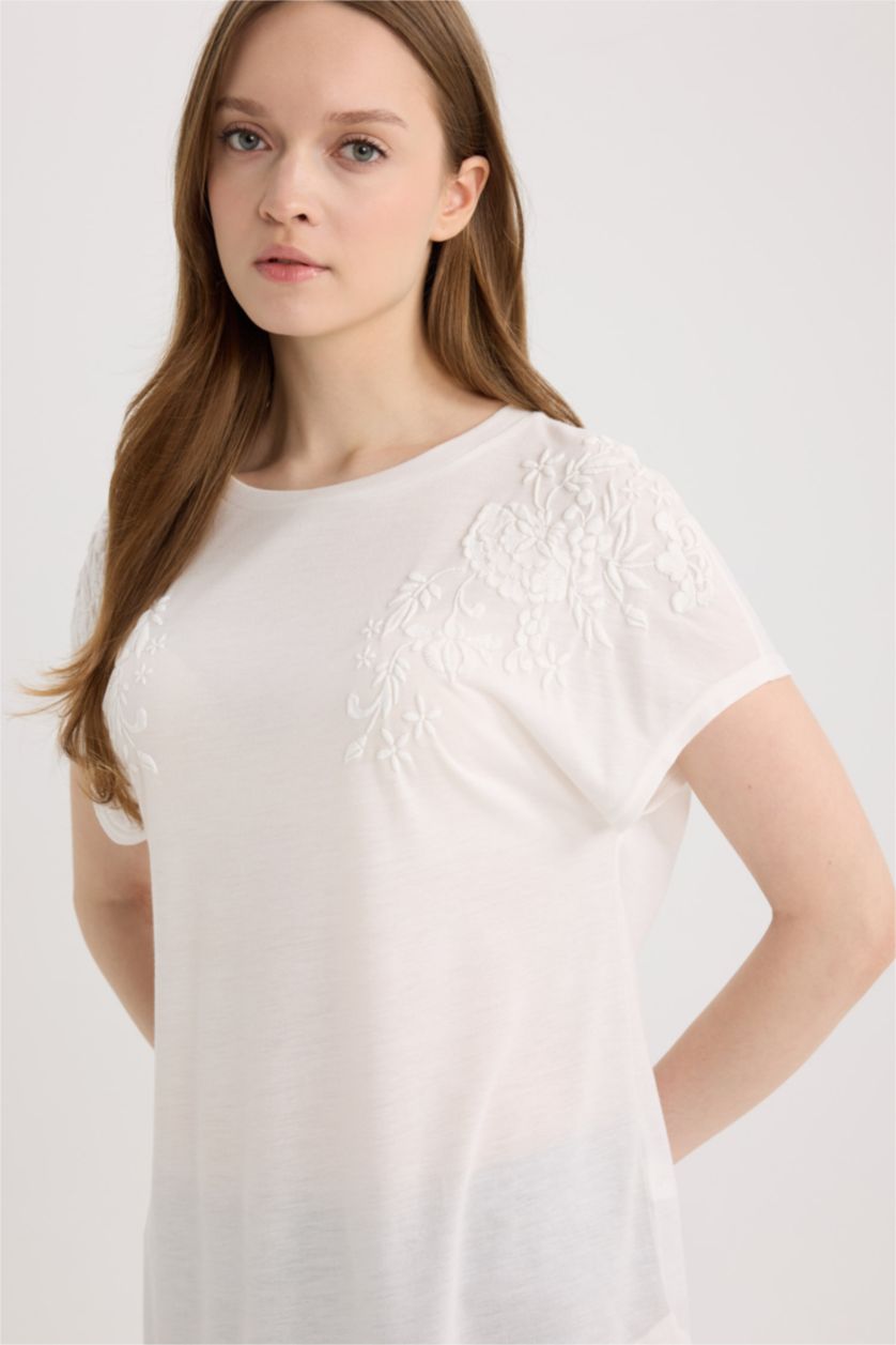 حريمي بيج فاتح Regular Fit Short Sleeve T-Shirt