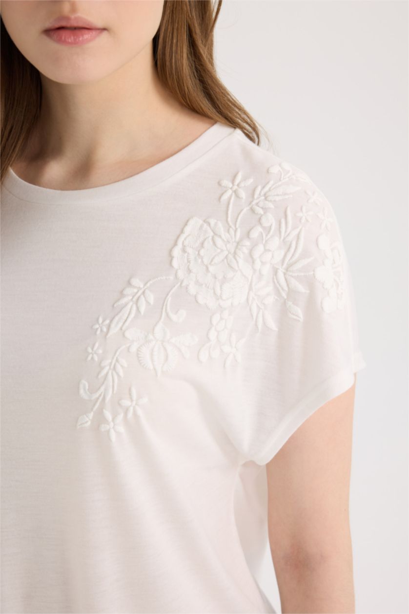 حريمي بيج فاتح Regular Fit Short Sleeve T-Shirt
