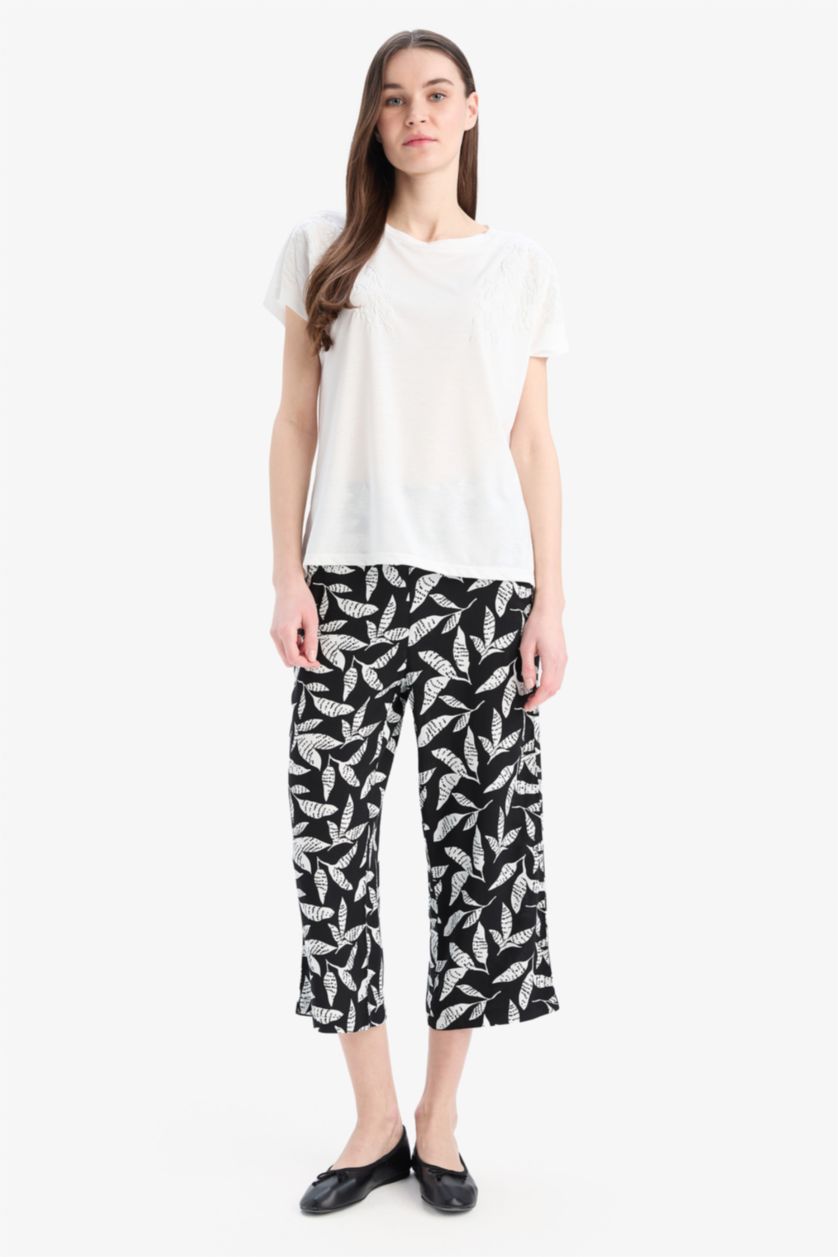 نساء بيج فاتح تيشيرت نص ردن وياخة دائرية