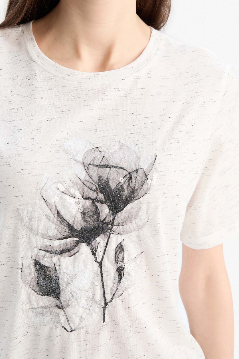 نساء بيج فاتح Regular Fit Crew Neck Short Sleeve T-Shirt