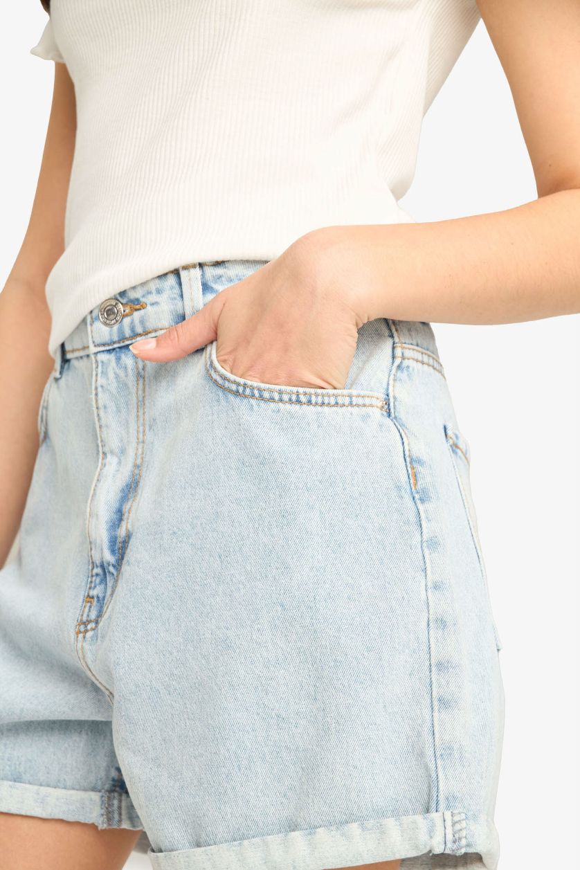 Kadın Açık Mavi Mom Fit Yüksek Bel Jean Şort