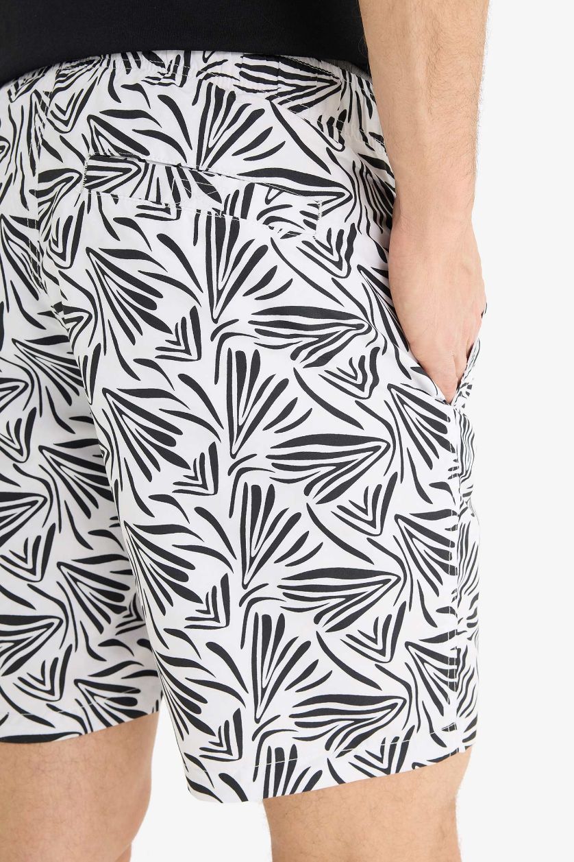 Erkek Beyaz Regular Fıt Desenli File Astarlı Kısa Boy Deniz Şortu