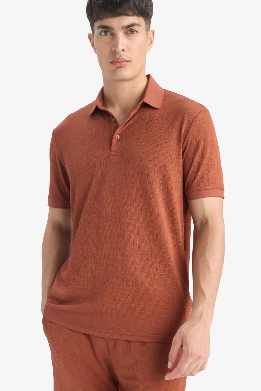 Erkek Açık Kahve Slim Fit Dar Kesim Polo Yaka Dokulu Kısa Kollu Krinkıl Tişört