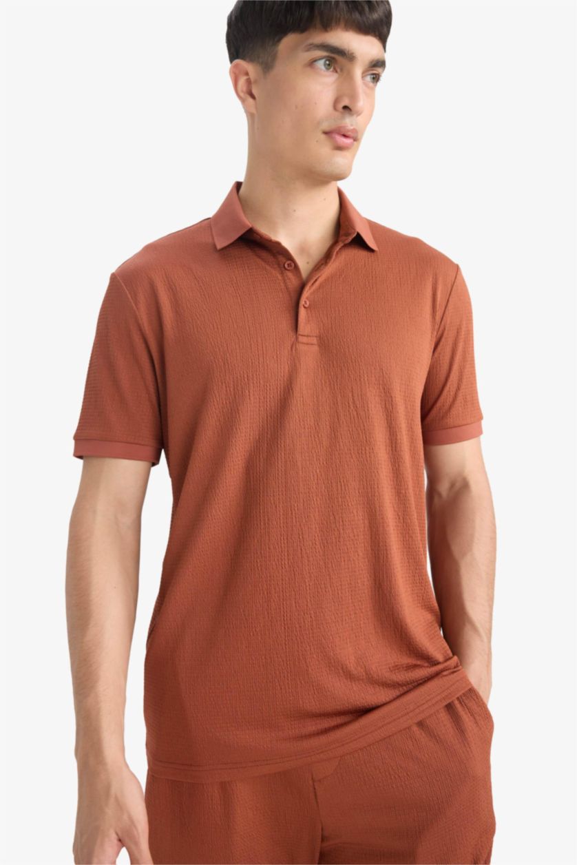 Erkek Açık Kahve Slim Fit Dar Kesim Polo Yaka Dokulu Kısa Kollu Krinkıl Tişört