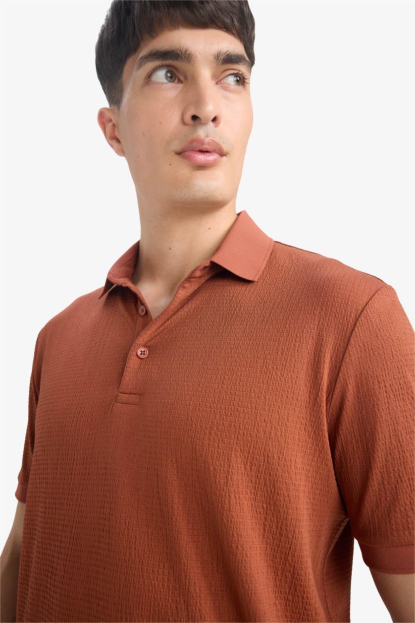 Erkek Açık Kahve Slim Fit Dar Kesim Polo Yaka Dokulu Kısa Kollu Krinkıl Tişört