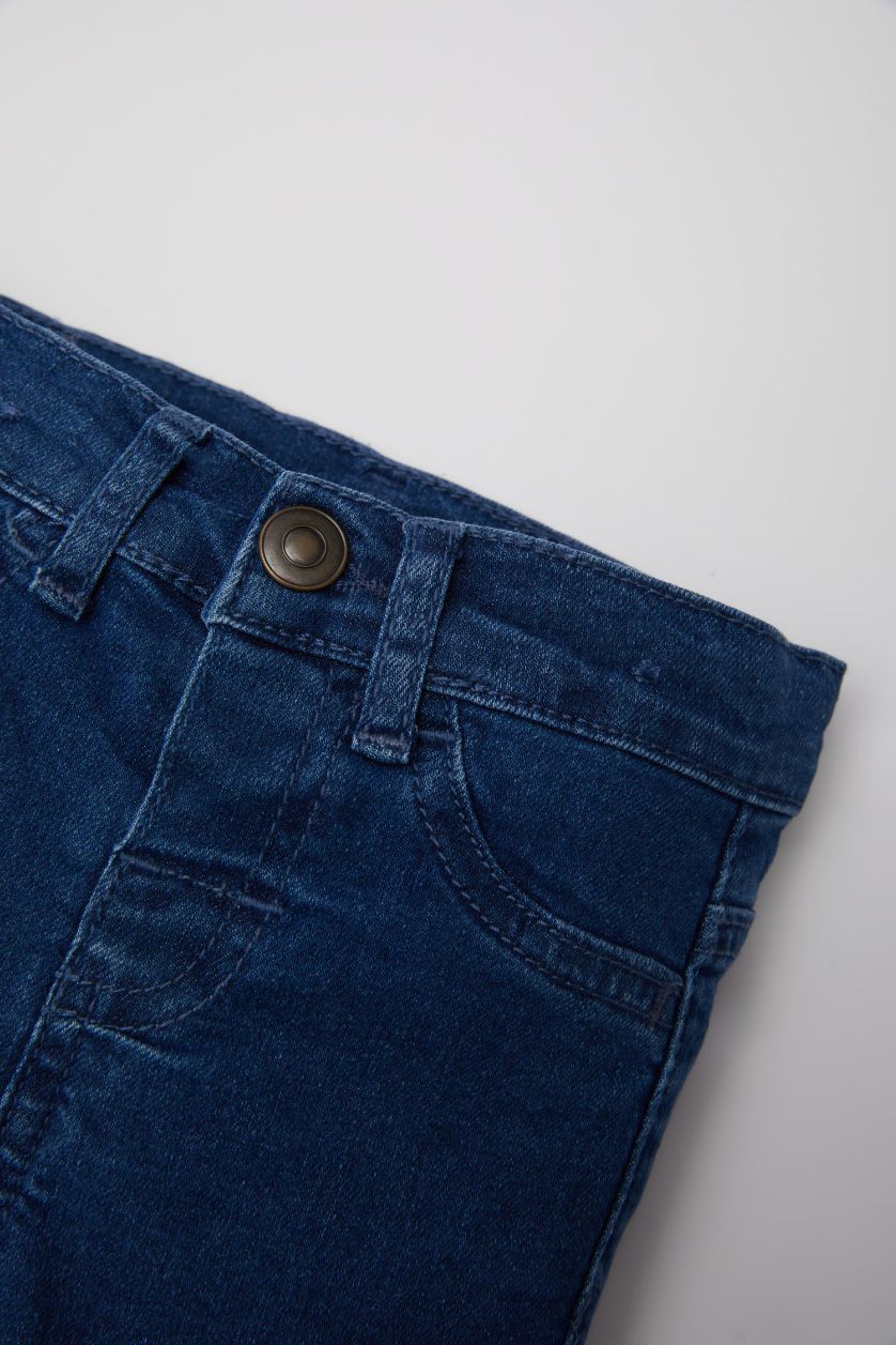 طفل صغير أزرق بنطرون ولادي قصة عادية بجيب