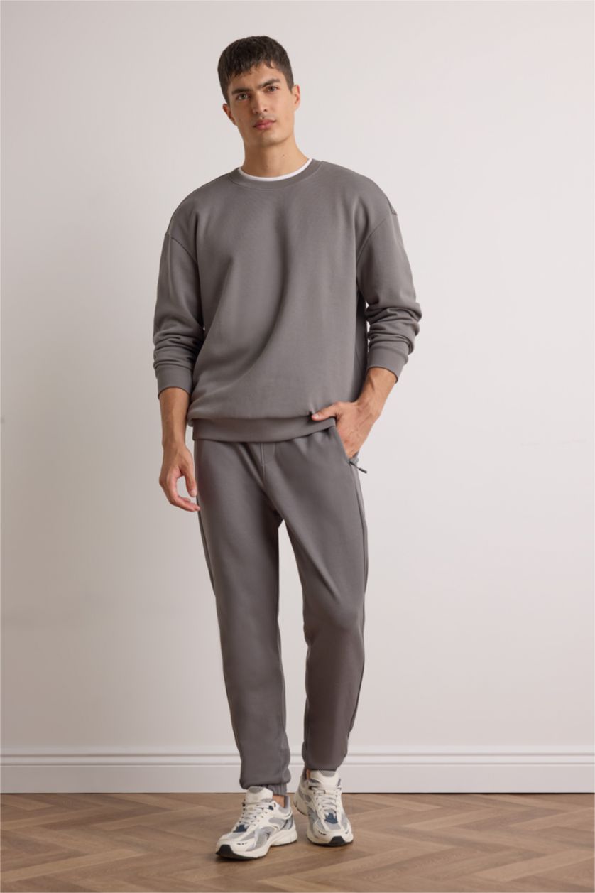رجال رمادي Boxy Fit Crew Neck Basic Sweatshirt