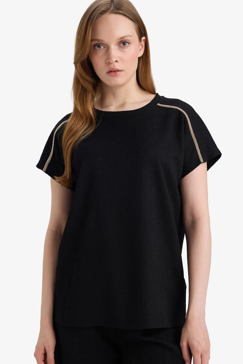 Woman Black Regular Fit Crew Neck Crepe Short Sleeve T-Shirt