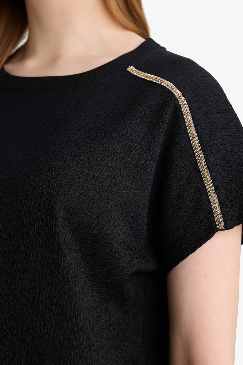 Woman Black Regular Fit Crew Neck Crepe Short Sleeve T-Shirt