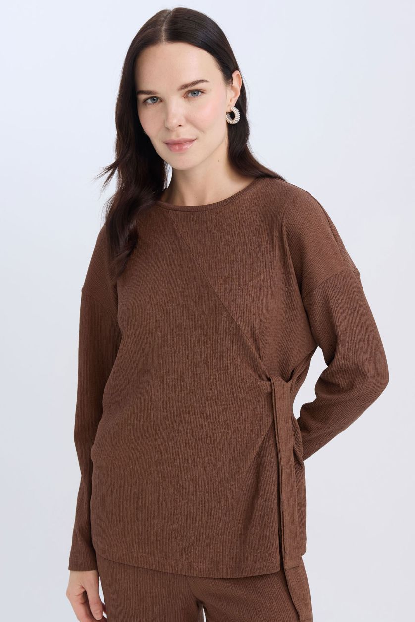 نساء بني تيشيرت كم طويل القماش المنسوج قصة عادية برقبة مستديرة