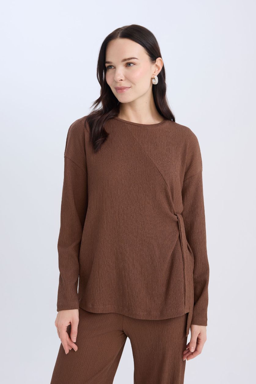 نساء بني تيشيرت كم طويل القماش المنسوج قصة عادية برقبة مستديرة