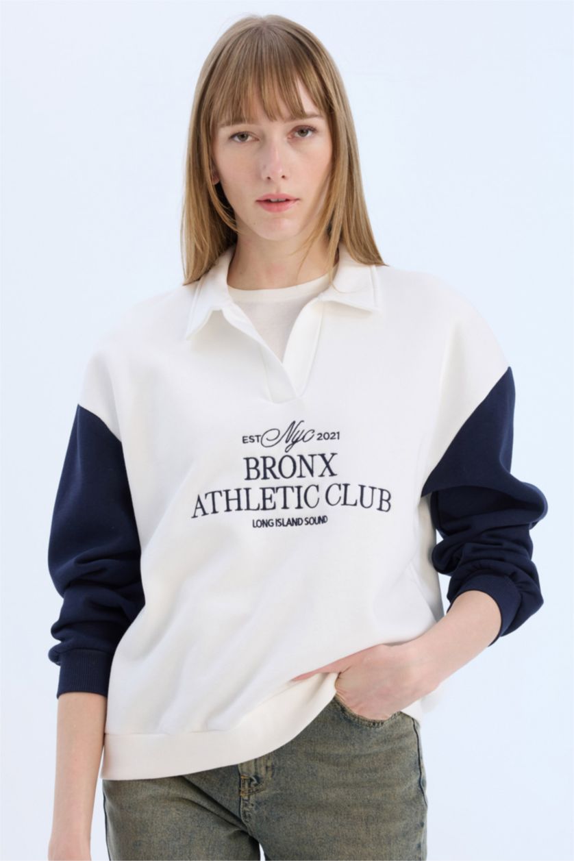 نساء بيج فاتح سويت شيرت بطبعة شعار اوفر سايز برقبة مستديرة