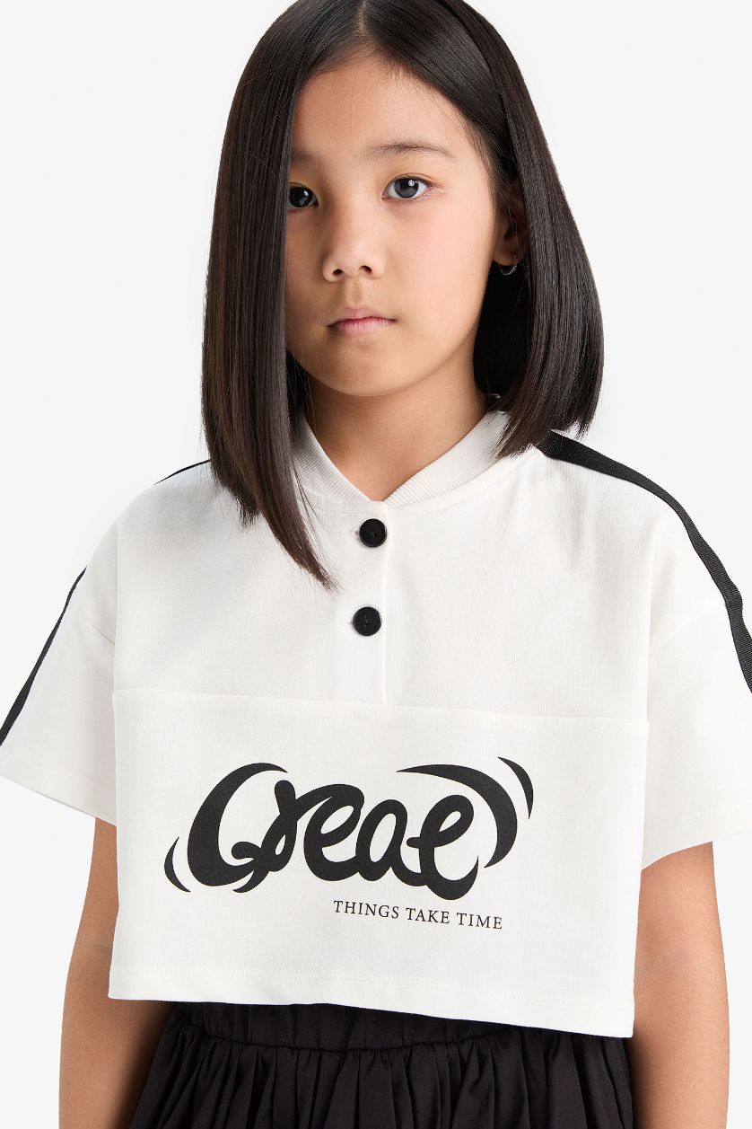 بنات بيج فاتح تيشيرت بناتي نص ردن بطبعة شعار بياخة مستديرة