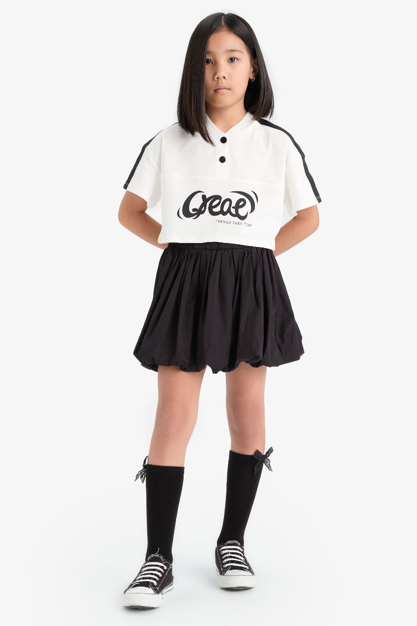 بنات بيج فاتح تيشيرت بناتي نص ردن بطبعة شعار بياخة مستديرة