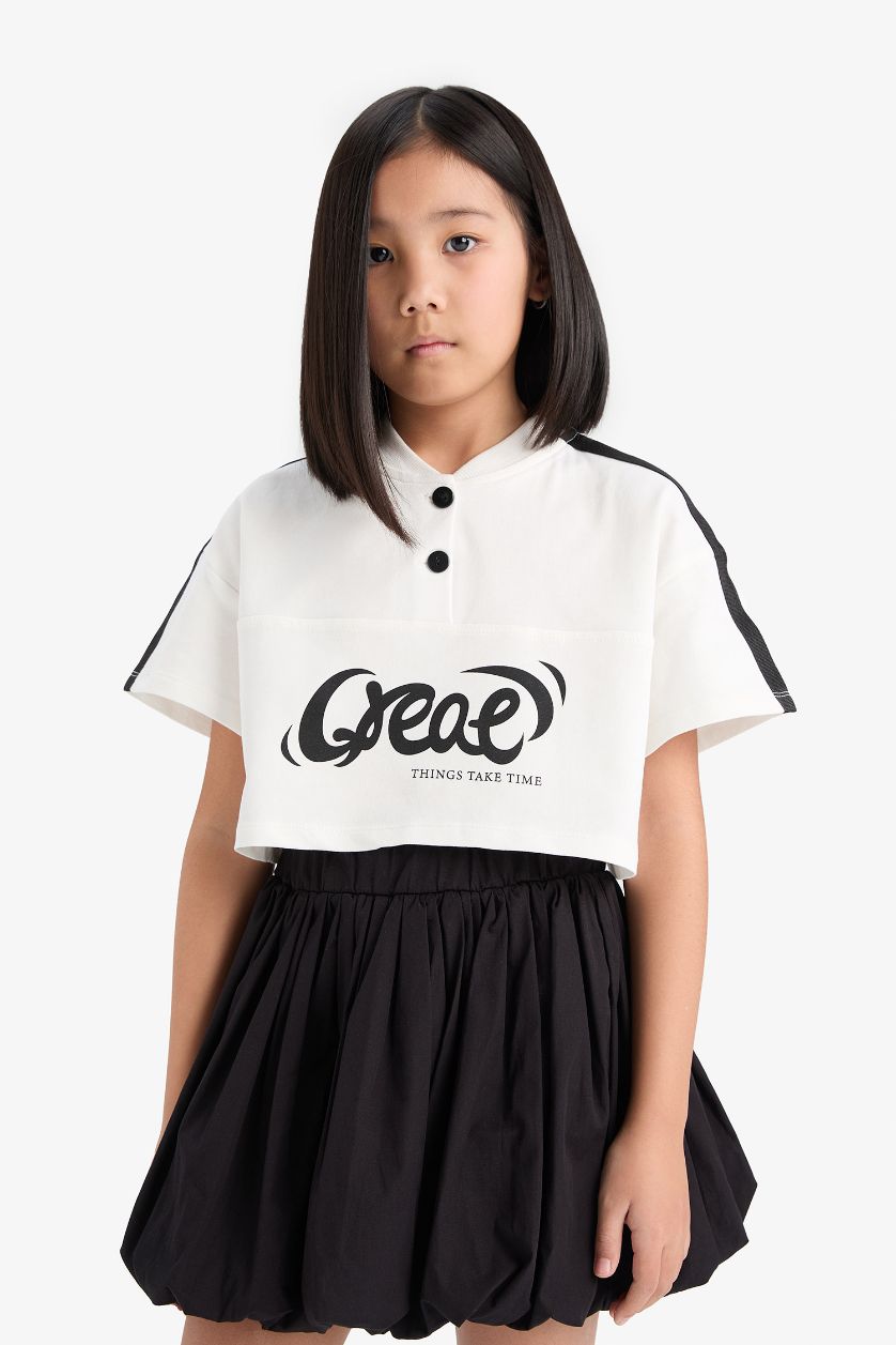 بنات بيج فاتح تيشيرت بناتي نص ردن بطبعة شعار بياخة مستديرة